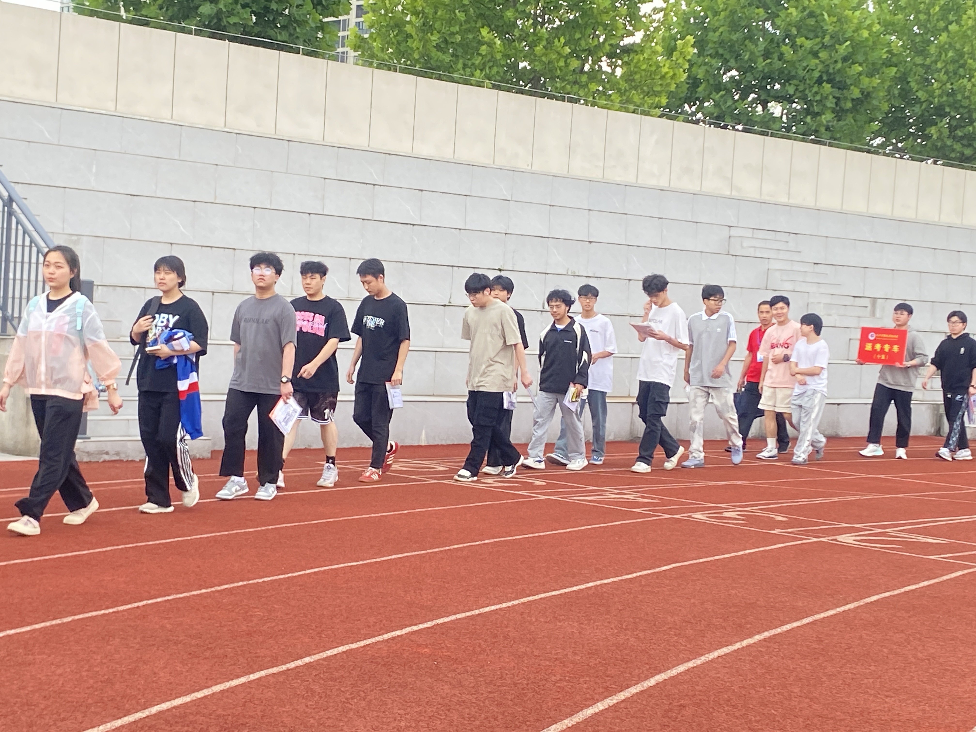 同学们在跑道上.jpg